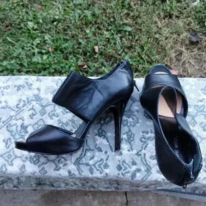 Nine West black leather 4” heels with dramatic side buckle size 6M